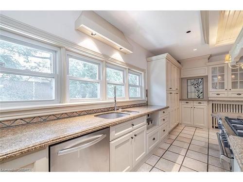 322 Queen Street S, Mississauga, ON - Indoor Photo Showing Kitchen