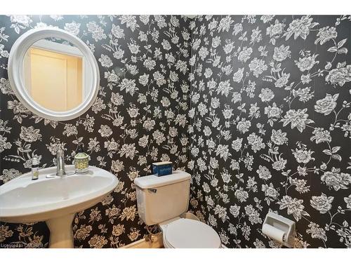 32 Wakefield Lane, Waterdown, ON - Indoor Photo Showing Bathroom