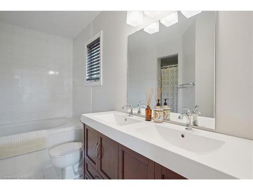 32 Wakefield Lane, Waterdown, ON - Indoor Photo Showing Bathroom