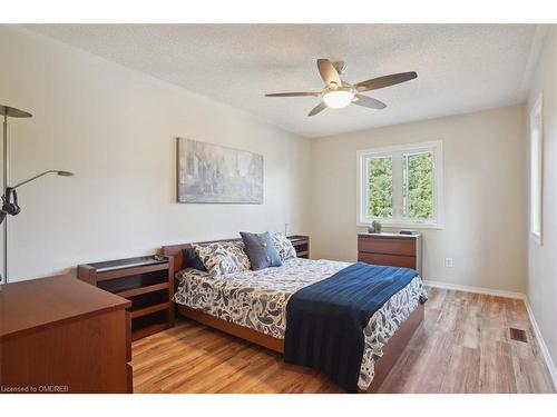 32 Wakefield Lane, Waterdown, ON - Indoor Photo Showing Bedroom