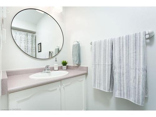 32 Wakefield Lane, Waterdown, ON - Indoor Photo Showing Bathroom