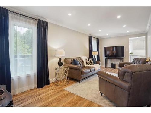 32 Wakefield Lane, Waterdown, ON - Indoor Photo Showing Living Room