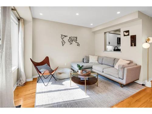 2070 Glenhampton Road, Oakville, ON - Indoor Photo Showing Living Room