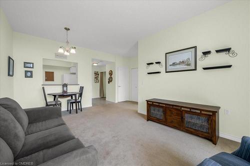 2510-100 Burloak Drive, Burlington, ON - Indoor Photo Showing Living Room