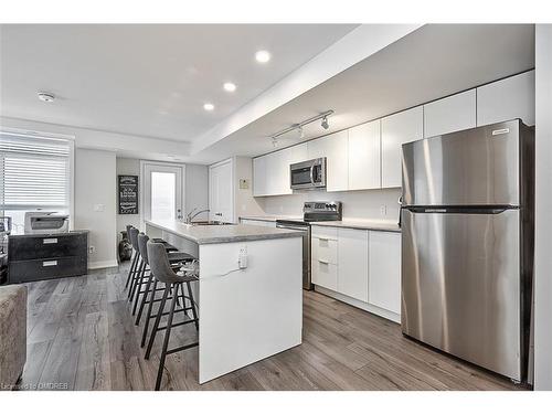 101-3058 Sixth Line, Oakville, ON - Indoor Photo Showing Kitchen With Stainless Steel Kitchen With Upgraded Kitchen