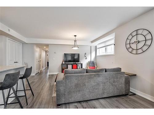 101-3058 Sixth Line, Oakville, ON - Indoor Photo Showing Living Room