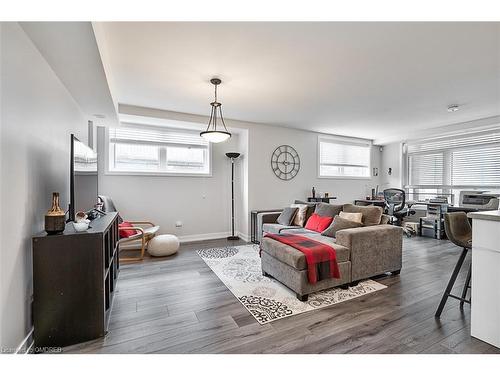 101-3058 Sixth Line, Oakville, ON - Indoor Photo Showing Living Room