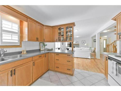 3196 Keynes Court, Mississauga, ON - Indoor Photo Showing Kitchen With Double Sink