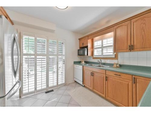 3196 Keynes Court, Mississauga, ON - Indoor Photo Showing Kitchen With Double Sink