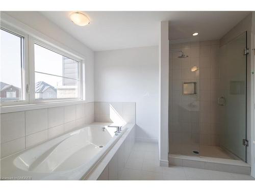 50 Halo Street, Hamilton, ON - Indoor Photo Showing Bathroom