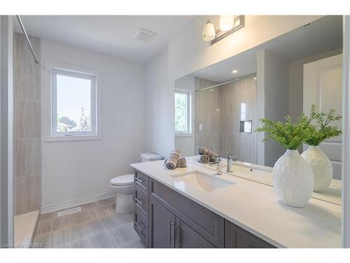 50 Halo Street, Hamilton, ON - Indoor Photo Showing Bathroom