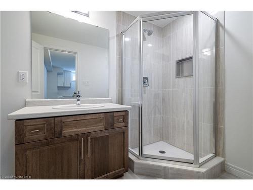 50 Halo Street, Hamilton, ON - Indoor Photo Showing Bathroom