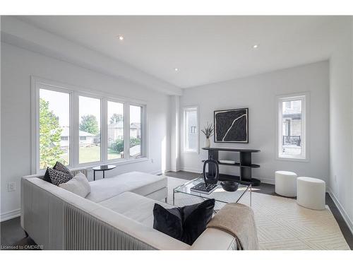 50 Halo Street, Hamilton, ON - Indoor Photo Showing Living Room