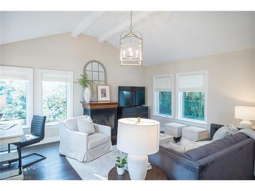 5138 Cherryhill Crescent, Burlington, ON - Indoor Photo Showing Living Room