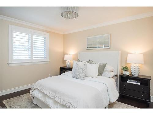 5138 Cherryhill Crescent, Burlington, ON - Indoor Photo Showing Bedroom