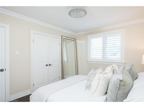 5138 Cherryhill Crescent, Burlington, ON - Indoor Photo Showing Bedroom