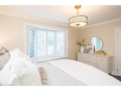 5138 Cherryhill Crescent, Burlington, ON - Indoor Photo Showing Bedroom