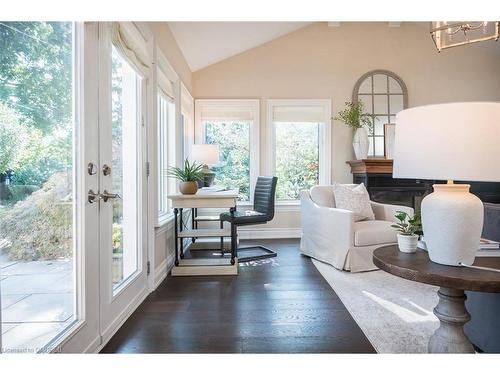 5138 Cherryhill Crescent, Burlington, ON - Indoor Photo Showing Living Room