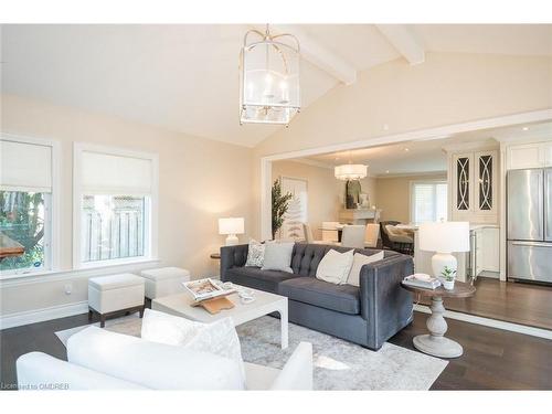 5138 Cherryhill Crescent, Burlington, ON - Indoor Photo Showing Living Room