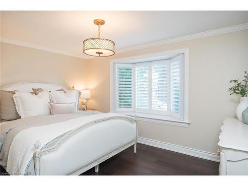 5138 Cherryhill Crescent, Burlington, ON - Indoor Photo Showing Bedroom