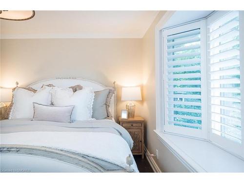 5138 Cherryhill Crescent, Burlington, ON - Indoor Photo Showing Bedroom