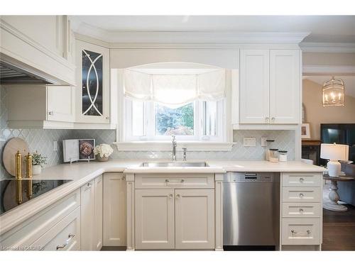 5138 Cherryhill Crescent, Burlington, ON - Indoor Photo Showing Kitchen