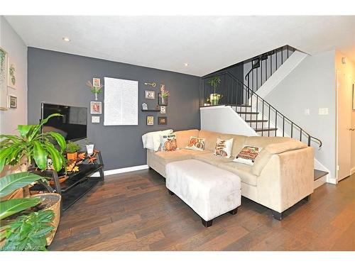 113-1050 Falgarwood Drive, Oakville, ON - Indoor Photo Showing Living Room