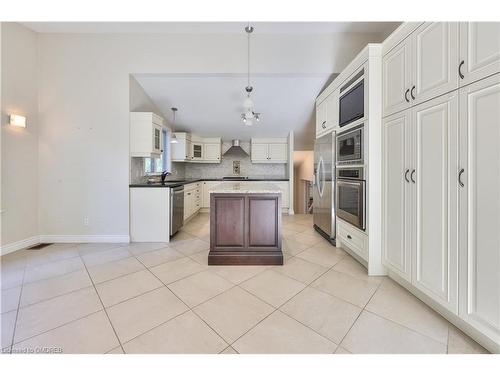 240 Tweedsdale Crescent, Oakville, ON - Indoor Photo Showing Kitchen