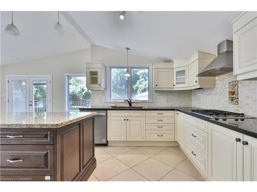 240 Tweedsdale Crescent, Oakville, ON - Indoor Photo Showing Kitchen With Upgraded Kitchen