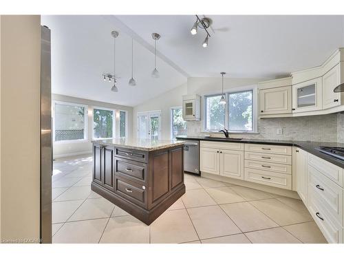 240 Tweedsdale Crescent, Oakville, ON - Indoor Photo Showing Kitchen