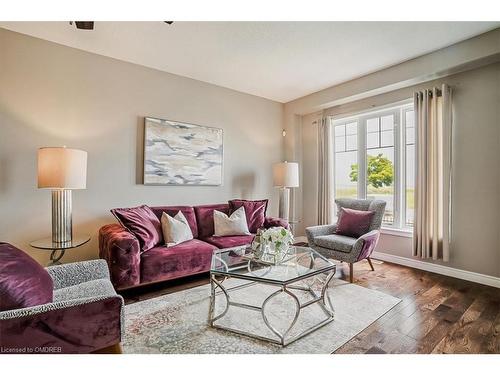 4-7 Lakelawn Road, Grimsby, ON - Indoor Photo Showing Living Room