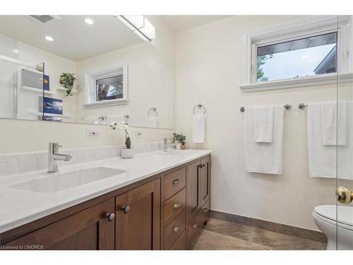 418 Willis Drive, Oakville, ON - Indoor Photo Showing Bathroom