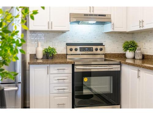 5954 Algarve Drive, Mississauga, ON - Indoor Photo Showing Kitchen