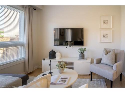 5954 Algarve Drive, Mississauga, ON - Indoor Photo Showing Living Room