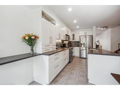 5429 Robjen Road, Burlington, ON - Indoor Photo Showing Kitchen