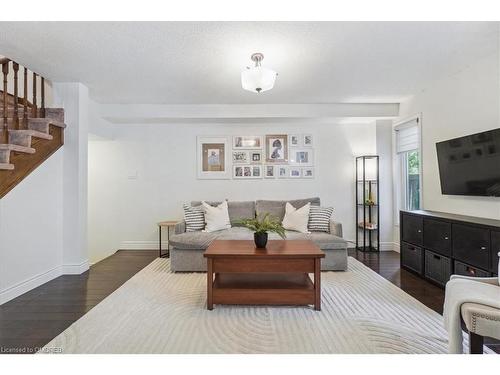 5429 Robjen Road, Burlington, ON - Indoor Photo Showing Living Room