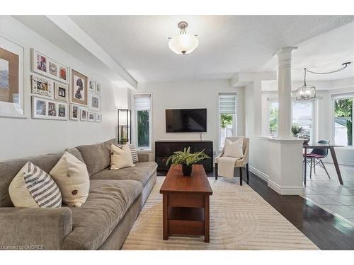 5429 Robjen Road, Burlington, ON - Indoor Photo Showing Living Room