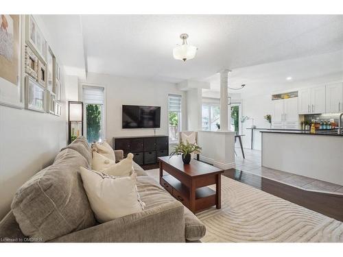 5429 Robjen Road, Burlington, ON - Indoor Photo Showing Living Room