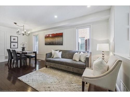 5429 Robjen Road, Burlington, ON - Indoor Photo Showing Living Room