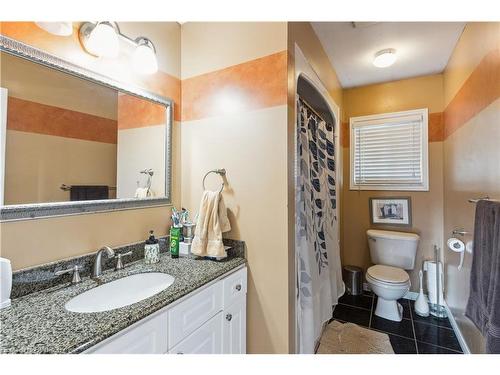 82 Whitlaw Way, Paris, ON - Indoor Photo Showing Bathroom