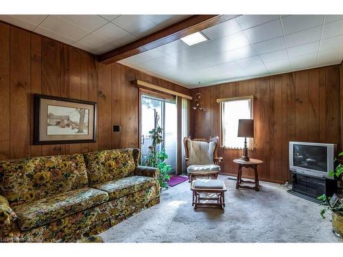 35 Court Street N, Milton, ON - Indoor Photo Showing Living Room