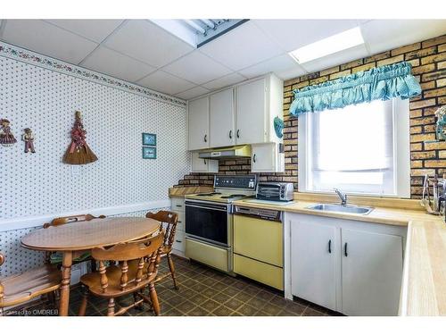 35 Court Street N, Milton, ON - Indoor Photo Showing Kitchen