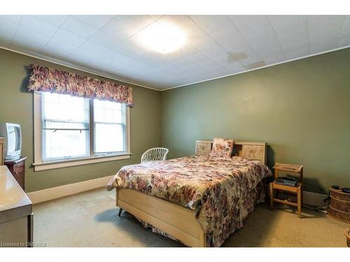 35 Court Street N, Milton, ON - Indoor Photo Showing Bedroom