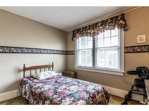 35 Court Street N, Milton, ON - Indoor Photo Showing Bedroom