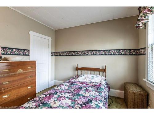 35 Court Street N, Milton, ON - Indoor Photo Showing Bedroom