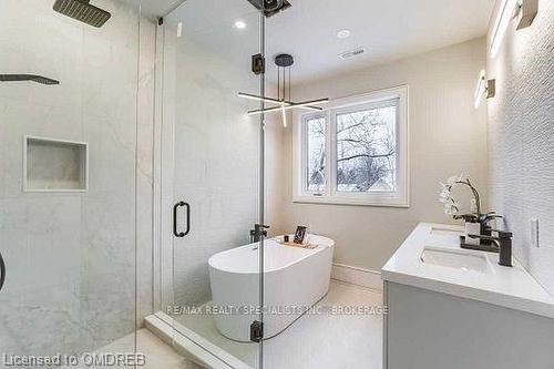 1404 Wren Avenue, Oakville, ON - Indoor Photo Showing Bathroom