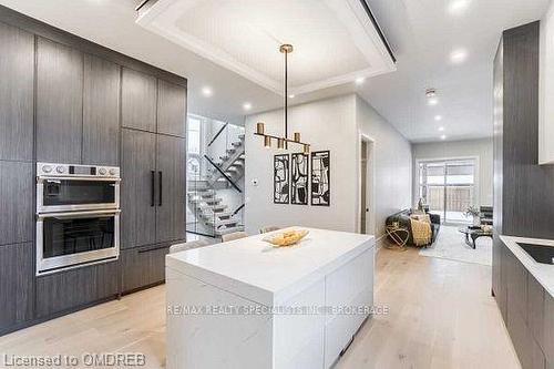 1404 Wren Avenue, Oakville, ON - Indoor Photo Showing Kitchen With Upgraded Kitchen