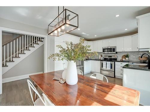 5217 Nova Crescent, Burlington, ON - Indoor Photo Showing Kitchen With Upgraded Kitchen