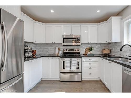 5217 Nova Crescent, Burlington, ON - Indoor Photo Showing Kitchen With Upgraded Kitchen