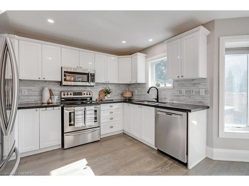 5217 Nova Crescent, Burlington, ON - Indoor Photo Showing Kitchen With Upgraded Kitchen